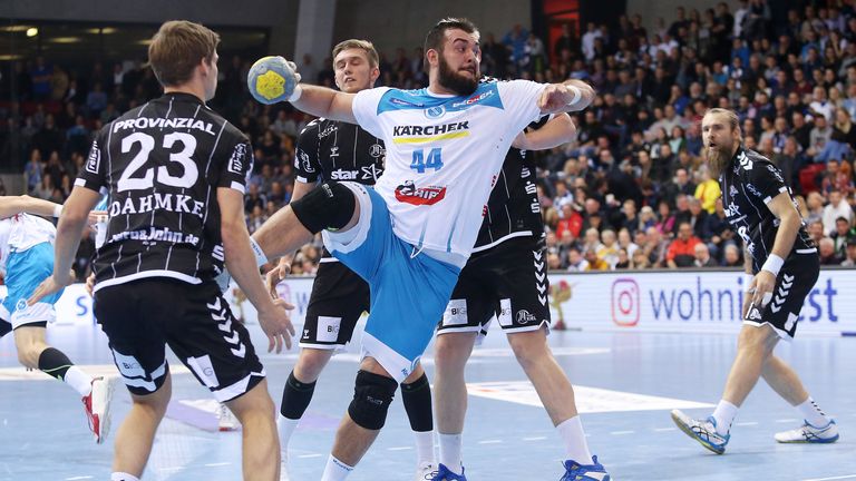 Das Handball-Pokalspiel zwischen dem TVB Stuttgart und dem THW Kiel ist aufgrund eines Feueralarms unterbrochen worden.