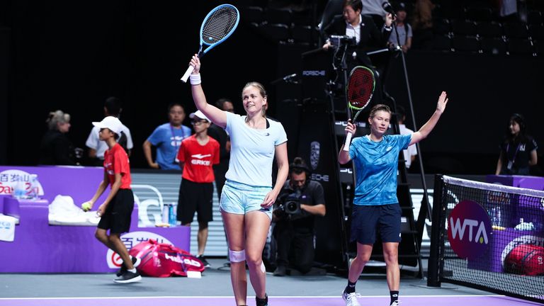 Anna-Lena Grönefeld (links) hängt ihre Tennisschuhe an den Nagel.