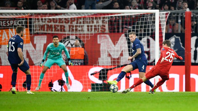 Bayerns Thomas Müller erzielt das zwischenzeitliche 2:1 gegen Tottenham.