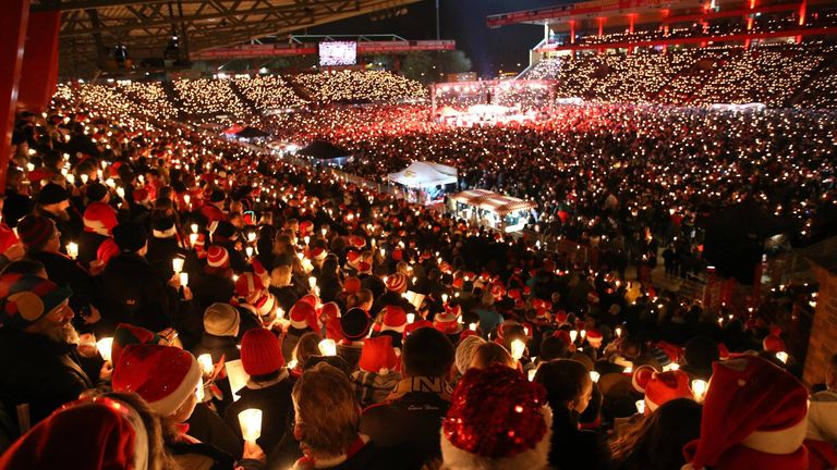 Union Berlin lädt jedes Jahr am 23.12. zum Weihnachtslieder-Singen im Stadion an der Alten Försterei ein.