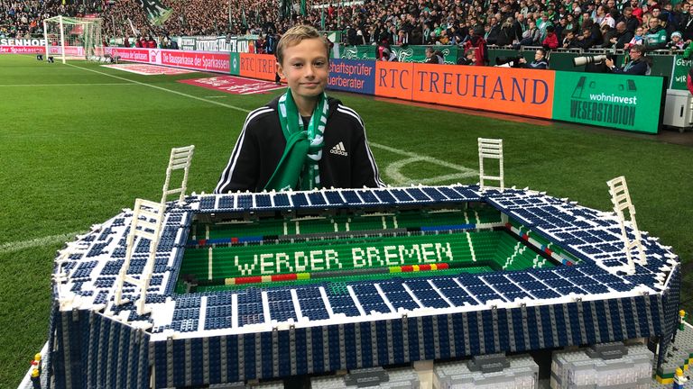 Sein Miniatur-Stadion von Werder Bremen durfte der kleine Joe sogar im Weserstadion präsentieren. Bildrechte @Joe Bryant.