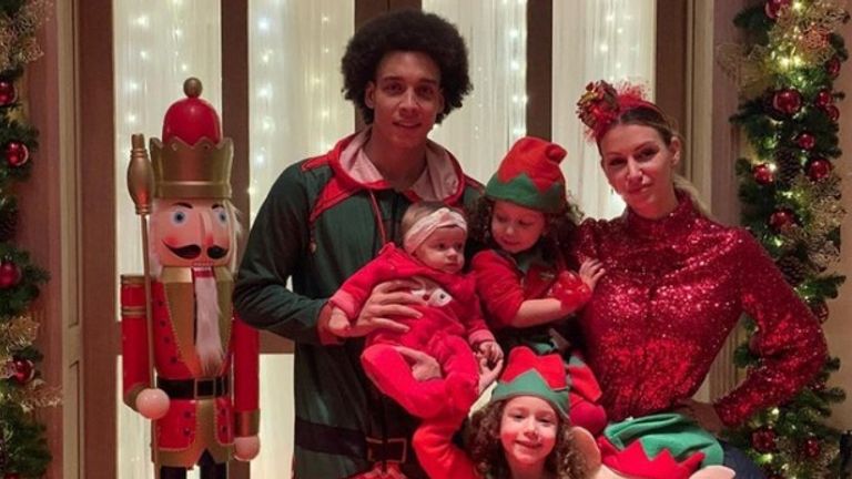 Dortmunds Axel Witsel feiert nach seinem Sturz Weihnachten im klassischen rot. (Quelle: @axelwitsel28)