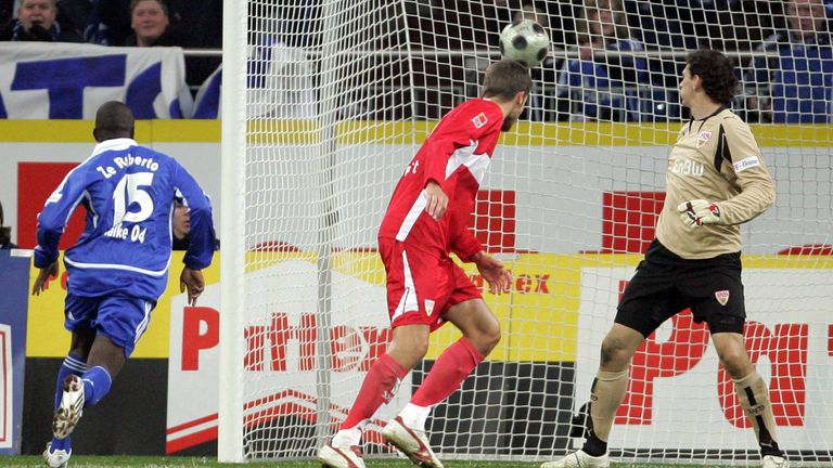 Platz 6: Ze Roberto II (l.) für Schalke 04 gegen VfB Stuttgart nach 105 Sekunden (03.02.2008)
