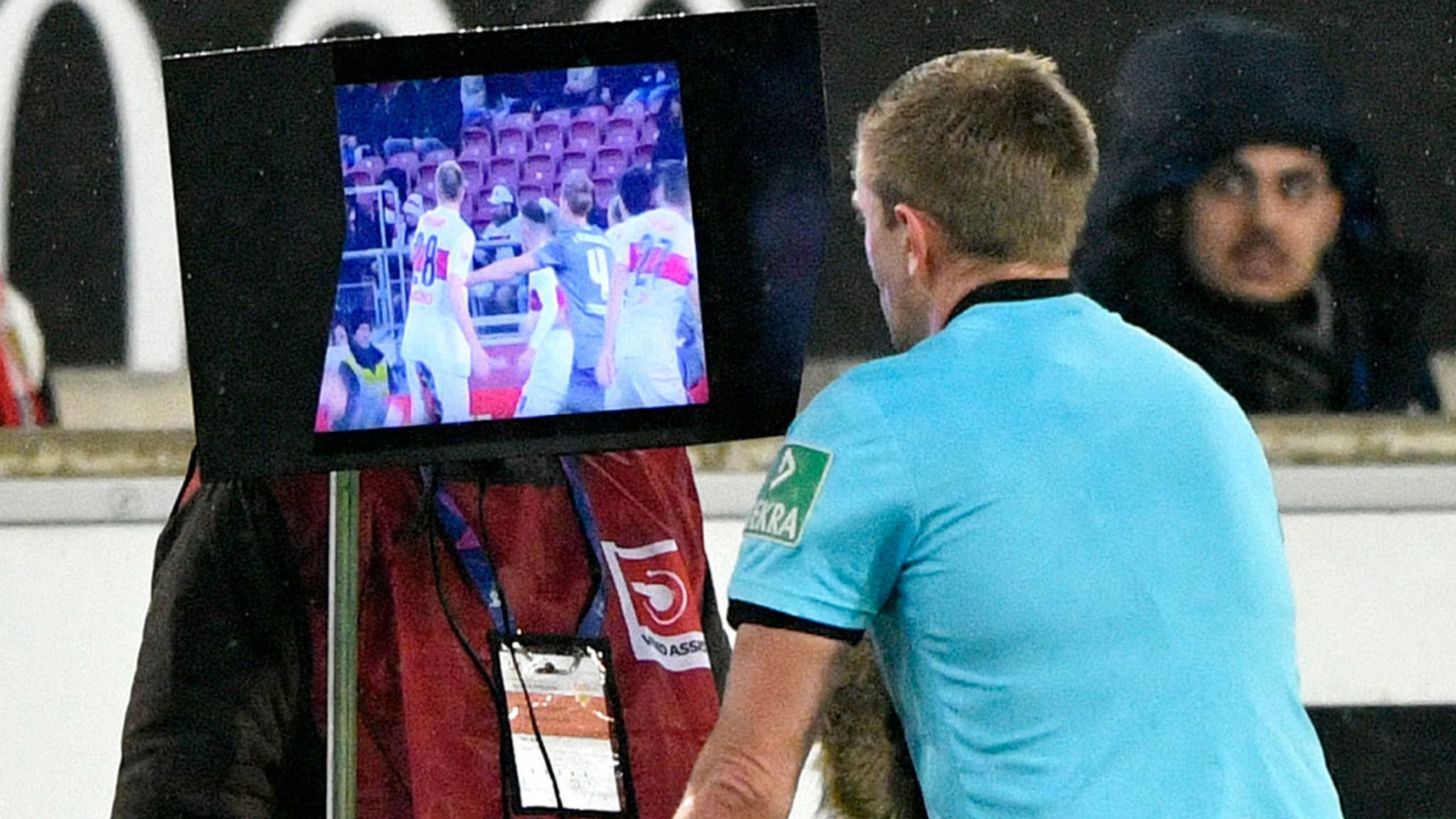 Var In Sports Video-Assistenten greifen in der Bundesliga immer häufiger ein ...