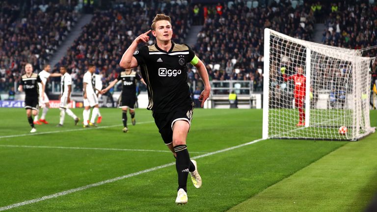Mathijs de Ligt jubelt über seinen Treffer gegen Juventus Turin.