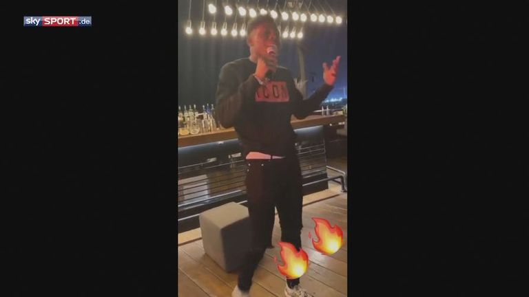Alphonso Davies singt im Trainingslager vor der gesamten Mannschaft (Quelle: Instagram/jeromeboateng)