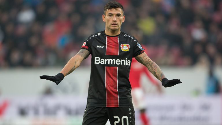Charles Aranguiz musste das Trainingslager von Bayer Leverkusen vorzeitig verlassen.
