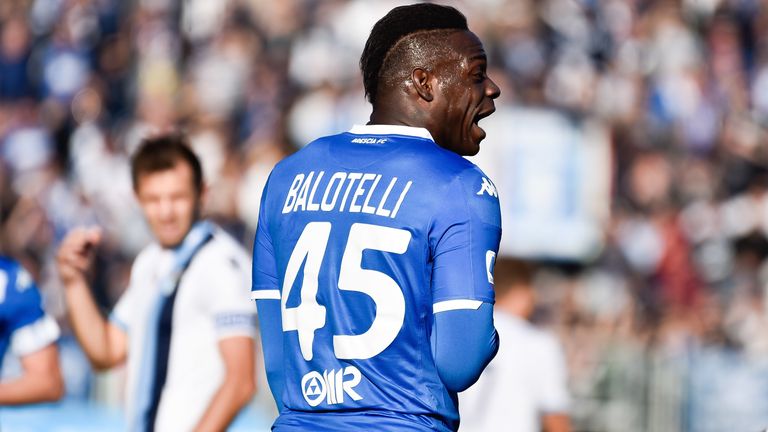 Mario Balotelli wird beim Spiel gegen Lazio Rom Opfer rassistischer Beleidigungen.