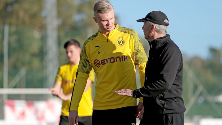 Trainer Lucien Favre im Gespräch mit Neuzugang Erling Haaland. 