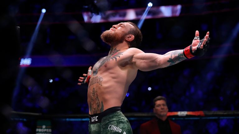 Conor McGregor lässt sich nach seinem Sieg gegen Donald Cerrone feiern.