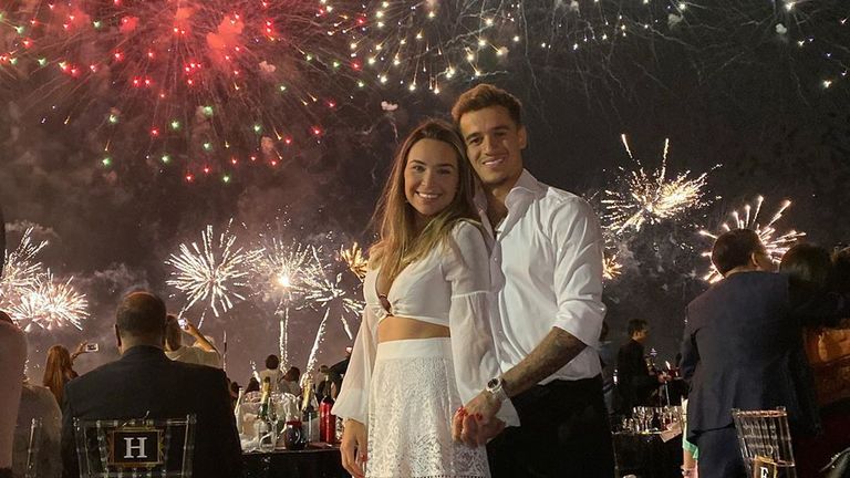 Auch Superstar Coutinho ist in Dubai: Er genießt das XXL-Feuerwerk mit seiner Frau (Quelle: Instagram/phil.coutinho).