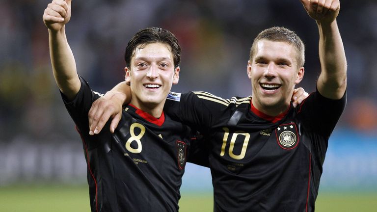Mit Mesut Özil und Co. verzaubert Lukas Podolski Fußballfans weltweit bei der WM in Südafrika. Die DFB-Elf wird am Ende Dritter. 