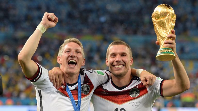 Der Höhepunkt seiner Karriere: Podolski wird mit dem DFB in Brasilien 2014 Weltmeister. In zwei Partien steht der Außenstürmer auf dem Platz. 