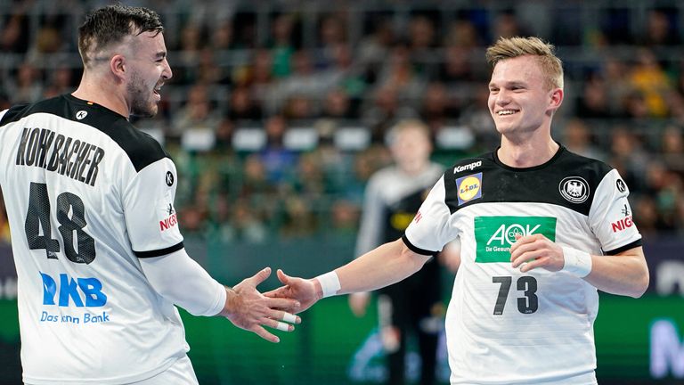 Die deutschen Handballer um Jannik Kohlbacher und Timo Kastening (r.) bestreiten ihr erstes Hauptrundenspiel am Donnerstag gegen Weißrussland.