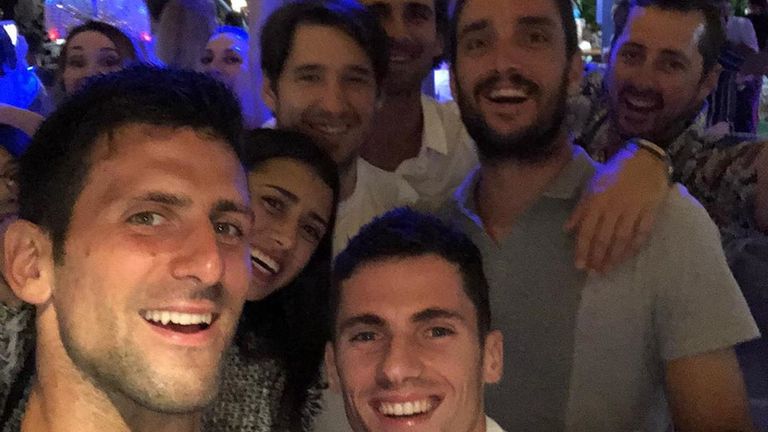 Tennis-Ass Novak Djokovic ist ready für den ATP Cup (ab 3.1. live auf Sky). Er feiert vor Ort in Brisbain, Australien (Instagram/djokernole).
