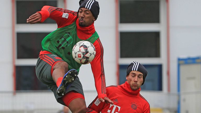 Jerome Boateng (l.) und Leon Goretzka sind im Training des FC Bayern aneinader geraten. 