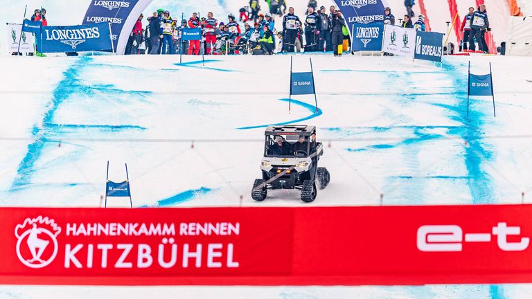 Sebastian Vettel und Bernie Ecclestone düsen auf deinem Pistenbulli die Strecke in Kitzbühel herunter.