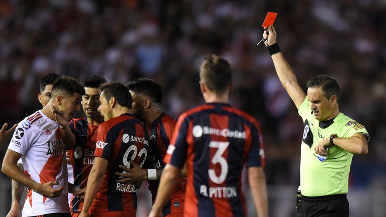 Exequiel Palacios (Bayer Leverkusen): Der Argentinier nimmt eine Sperre seines ehemaligen Vereins River Plate mit in die Bundesliga. Gegen San Lorenzo erhielt er am 9. Dezember die rote Karte. Palacios fehlt der Werkself für drei Spiele. 