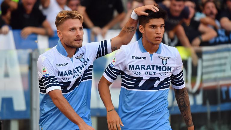 Platz 1:  Circo Immobile und Joaquin Correa. Zusammen schießen sie  26 Tore für Lazio in der Serie A. Außerdem bereiten sie acht weitere vor. Damit belegen sie zu Recht Platz eins der weltweit besten Duos.  