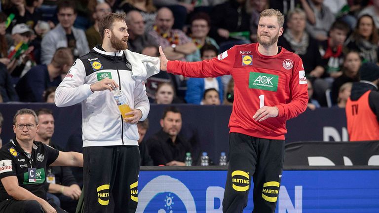 ZUM VERGLEICH: Johannes Bitter darf sich nicht nur als ältesten Spieler der Nationalmannschaft, sondern auch als größten bezeichnen. Mit 2,02m ist er 2cm größer als Hendrik Pekeler und  sogar 4cm als sein Torwartkollege Andreas Wolff.