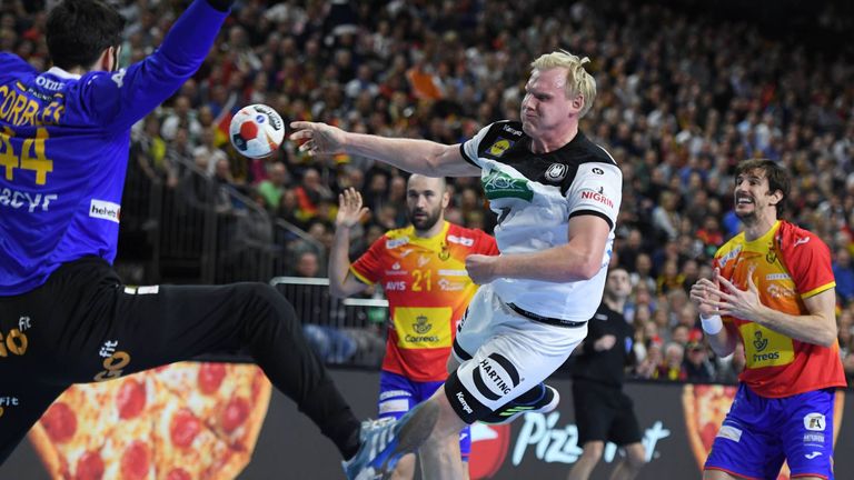 Ein Bild aus dem bisher letzten Duell: Patrick Wiencekerzielt beim 31:30-Sieg bei der WM 2019 einen Treffer gegen die Spanier.