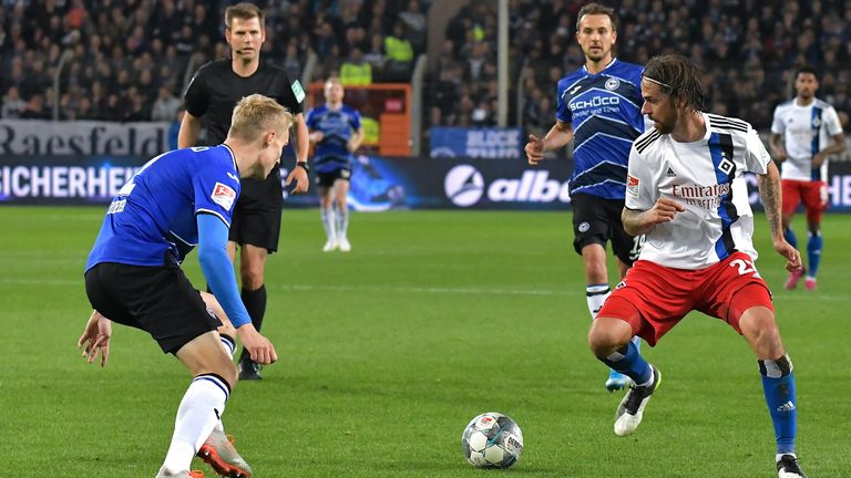 Arminia Bielefeld und der Hamburger SV kämpfen um den Aufstieg in die Bundesliga.