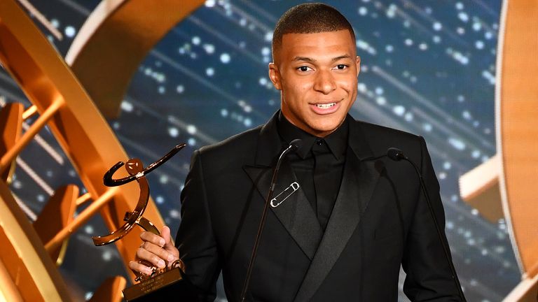 Kennt sich auch in jungen Jahren schon mit Ehrungen aus: Kylian Mbappé. 