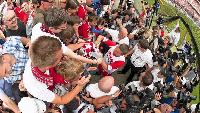 Bei der Rückkehr von Prinz Poldi sind Fans wie Medien verzückt. 