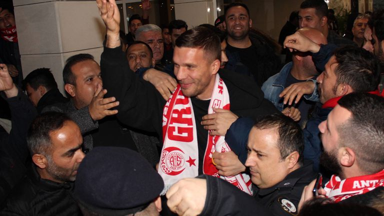 Lukas Podolski wird bei seiner Ankunft in Antalya von den Fans gefeiert. 