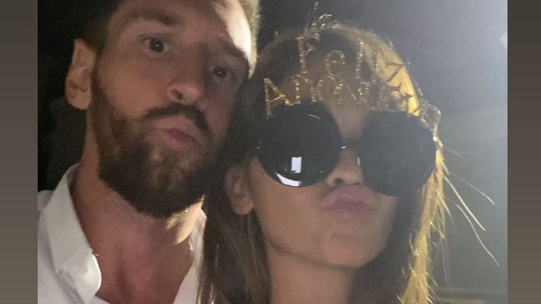 Ganz in Weiß feiert mit Lionel Messi. Hinter der XXL-Brille versteckt sich seine Frau Antonela Roccuzzo (Quelle: Instagram/antonelaroccuzzo).