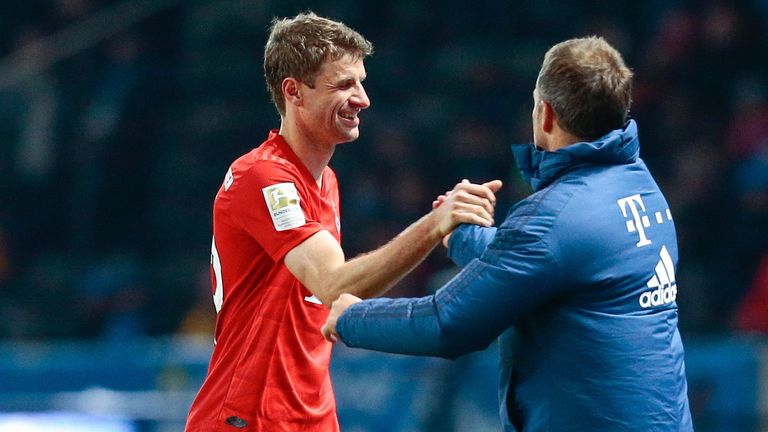 Bayern-Trainer Hansi Flick (r.) vertraut Thomas Müller (l.). 