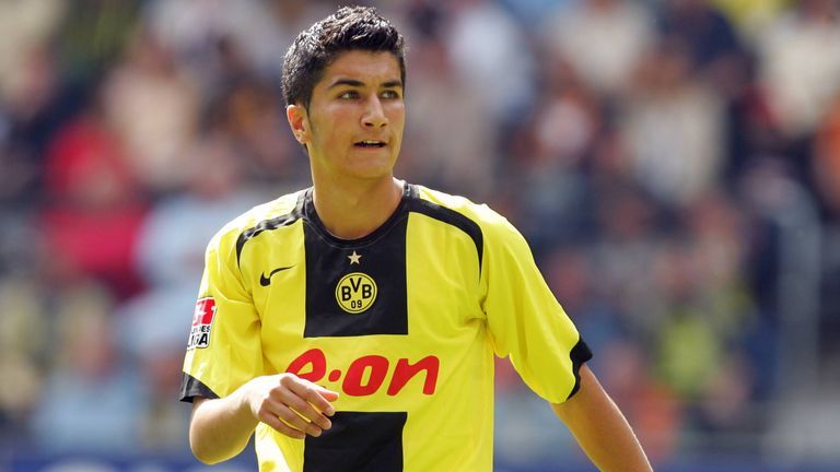 Nuri Sahin debütierte für Borussia Dortmund mit 16 Jahren, 11 Monaten und 1 Tag.