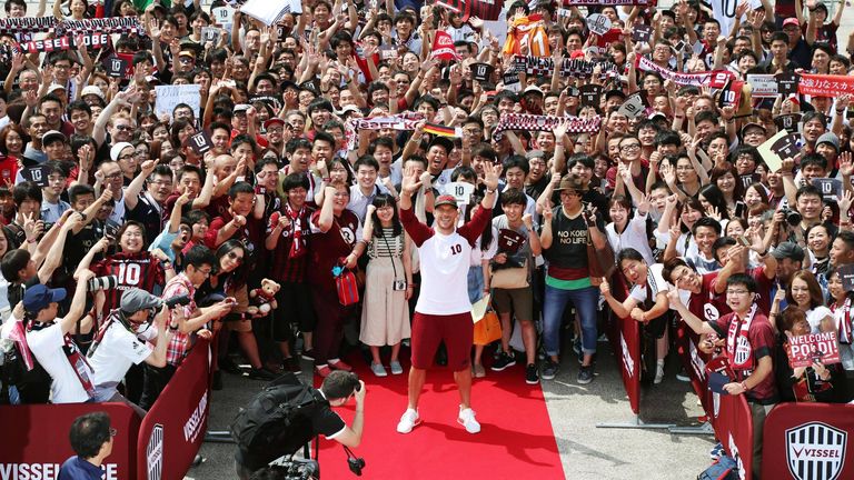 Big in Japan: Nach seinem Engagement in der Türkei entscheidet sich Podolski für einen noch exotischeren Arbeitsort - und unterschreibt bei Vissel Kobe. 