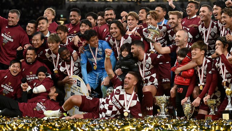 Lukas Podolski feiert mit Vissel Kobe den Pokalsieg.