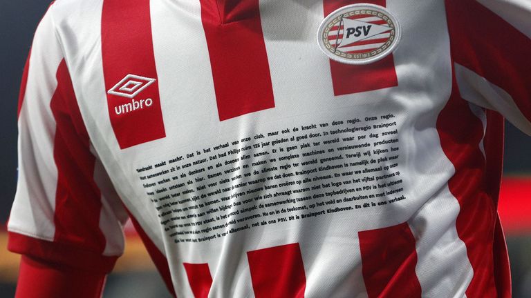 Ganze elf Zeilen Text prangten auf der Brust der PSV-Spieler 