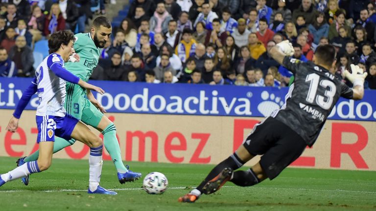 Karim Benzema macht beim 4:0-Sieg im Pokal gegen Real Saragossa den Deckel drauf. 