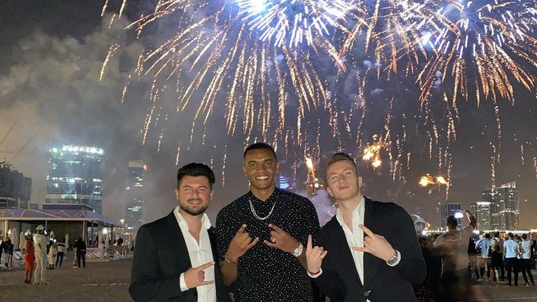 Mit im Schlepptau: Mannschaftskollege Manuel Akanji (Quelle: Instagram/obafemi).