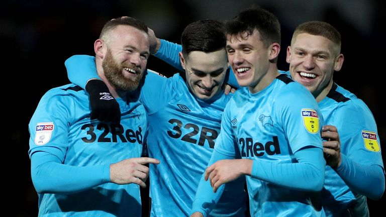 Wayne Rooney (l.) bejubelt seinen ersten Treffer für Derby County.