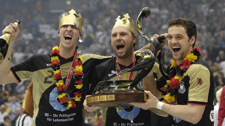 Christian Schwarzer (Mitte) feiert mit Pascal Hens (li.) und Markus Baur (re.) den WM-Titel 2007 im eigenen Land. Das schwarze Trikot zierte ein goldener Streifen auf der Brust.