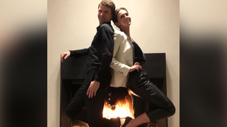 Thomas Müller macht den Liebeskasper und feiert romantisch vorm Kamin - Pärchenshooting inklusive (Quelle: Instagram/esmuellert).