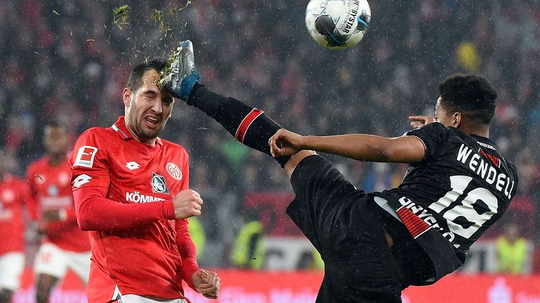 Wendell (Bayer Leverkusen): Sah nach dieser Aktion gegen Mainz die rote Karte und fehlt beim Auftakt in die Rückrunde.