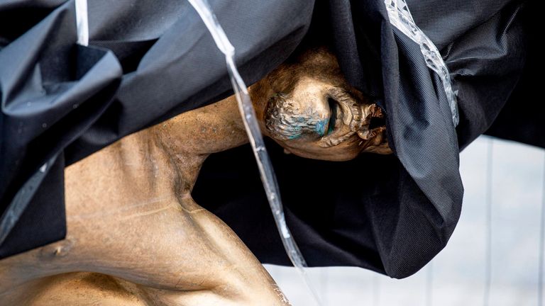 Unter dem schwarzen Stoff sind die vorherigen Beschädigungen an der Nase der Bronzestatue von Zlatan Ibrahimovic zu sehen.