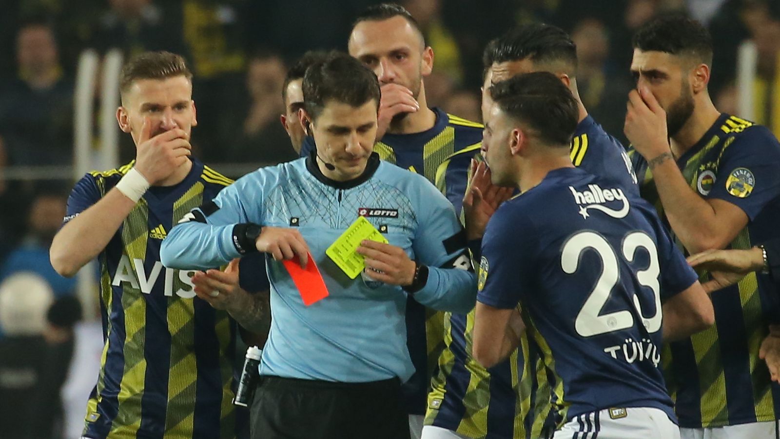 Istanbul-Derby Kartenflut bei Fenerbahce gegen Galatasaray Fußball News Sky Sport