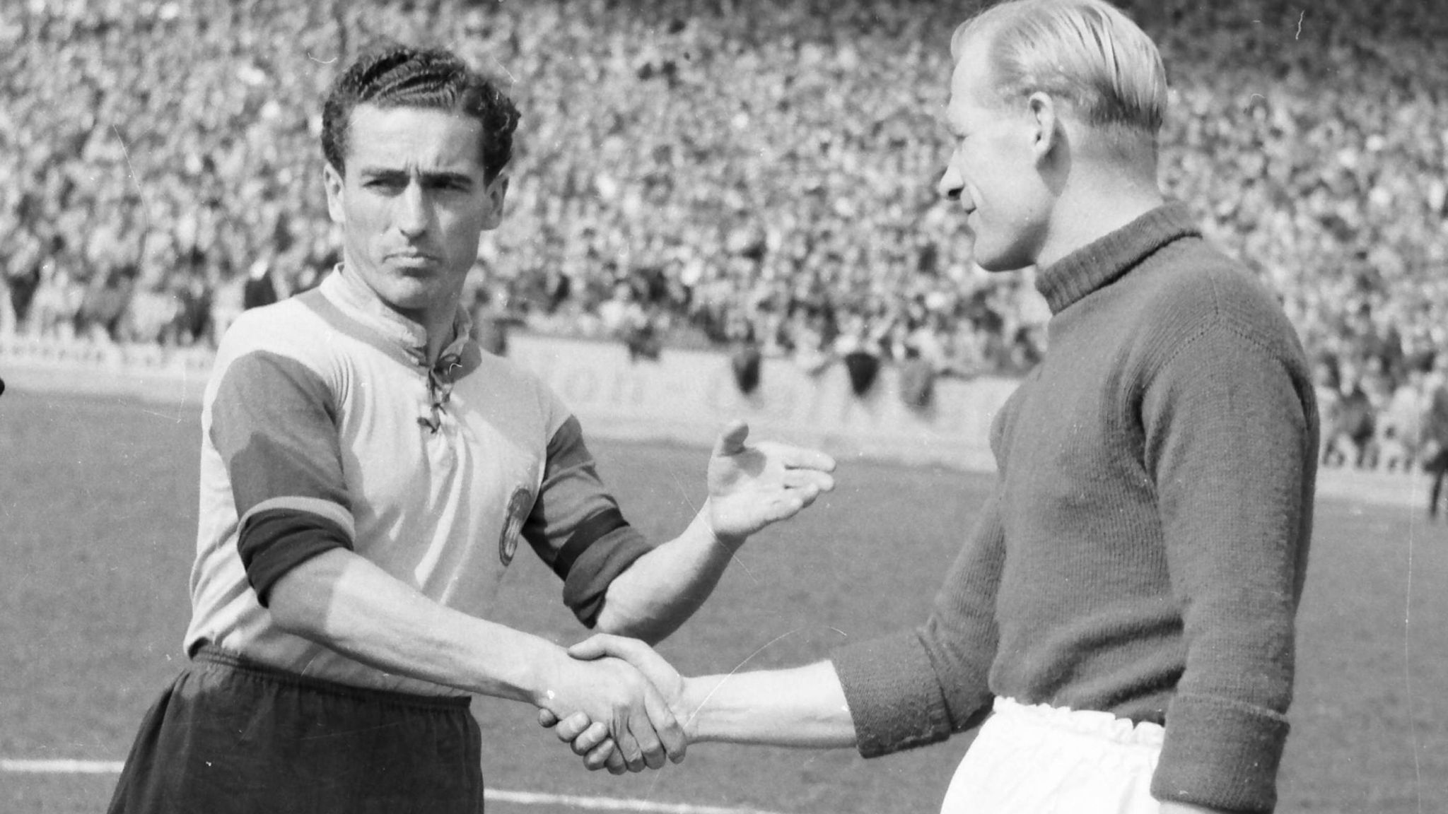 Die Trikots des FC Bayern in seiner 120jährigen Geschichte Fußball