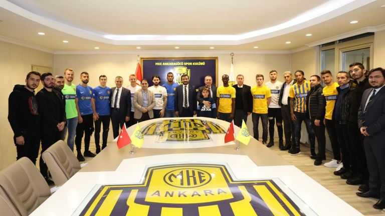 Gruppenfoto: Süper-Lig-Teilnehmer MKE Ankaragücü schlug am Deadline Day ganze 15 (!) Mal auf dem Transfermarkt zu. (Foto: twitter.com/Ankaragucu)