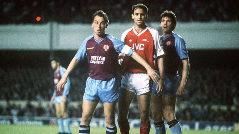 Vizemeister mit 70 Punkten hinter den Reds (79) wurde übrigen Aston Villa um den jungen David Platt (l.).  Die beiden Mannschaften aus Manchester landeten punktgleich mit 48 Punkten auf Platz 13 (United) und 14 (City).