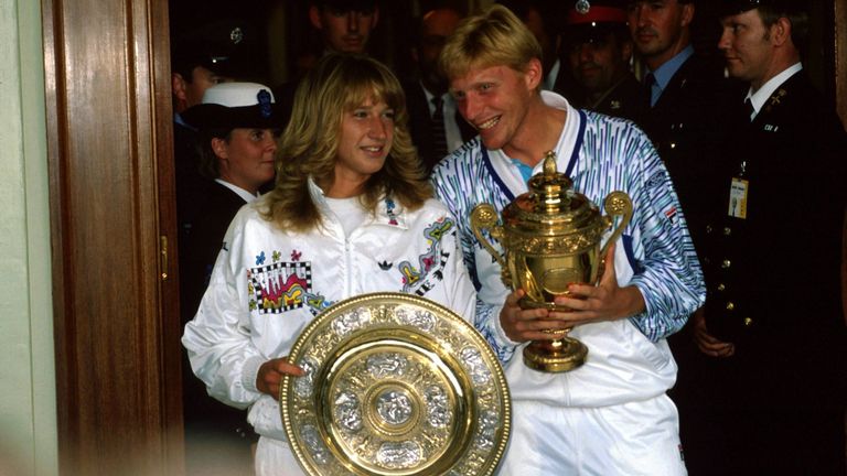 Das DFB-Team wurde daher in Deutschland 1990 auch zur Mannschaft des Jahres gewählt. Sportler und Sportlerin des Jahres heimsten Boris Becker (r.) und Steffi Graf (l.) ein.