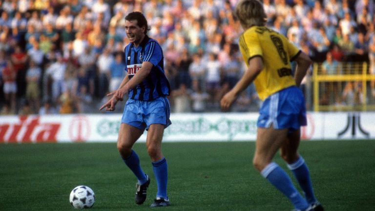 Einige Teams von damals kennen die Bundesliga heute eher nur aus der Konferenz auf Sky. So waren 1989/90 beispielsweise der FC 08 Homburg (l.) & Bayer 05 Uerdingen noch in der höchsten deutschen Spielklasse, Schalke 04 jedoch nur Liga zwei vertreten.