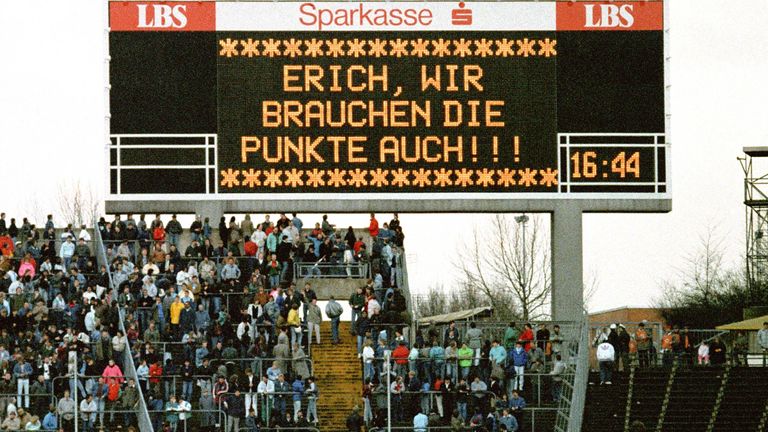 Punkte brauchten schon damals alle Teams, aber für einen Sieg gab es - zumindest in der Bundesliga - seinerzeit nur zwei Zähler. Die heutige Dreipunkte-Regel wurde in Deutschland erst 1995/96 eingeführt. 
