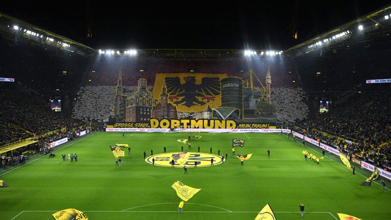Die Fans von Borussia Dortmund präsentieren gegen Eintracht Frankfurt eine atemberaubende Choreographie.
